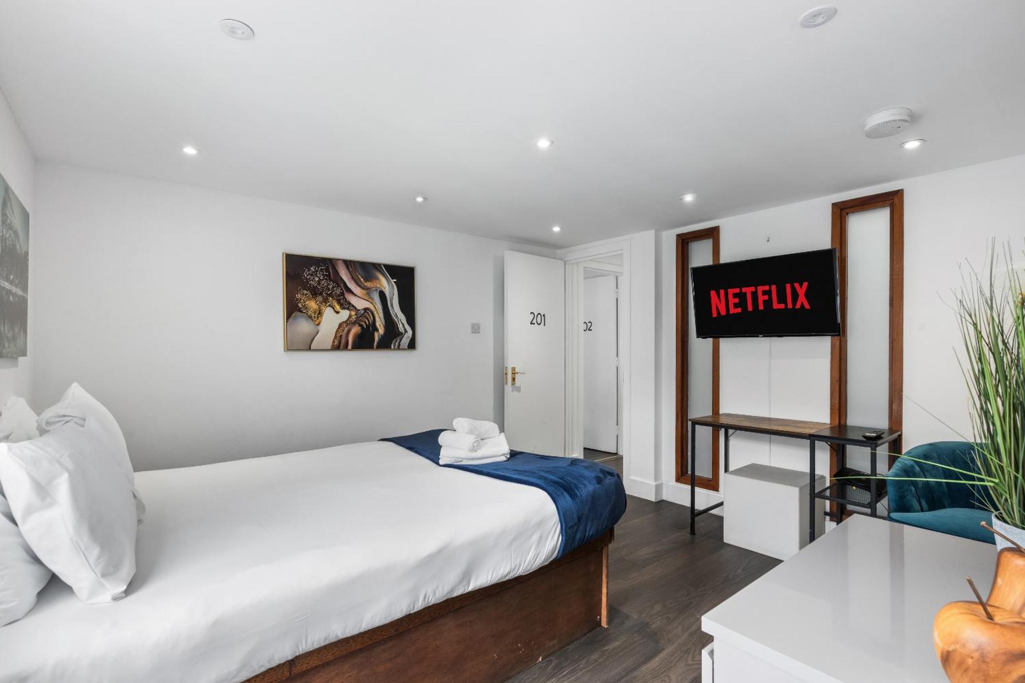 Queens Place - 3 Bedroom Апартаменты *