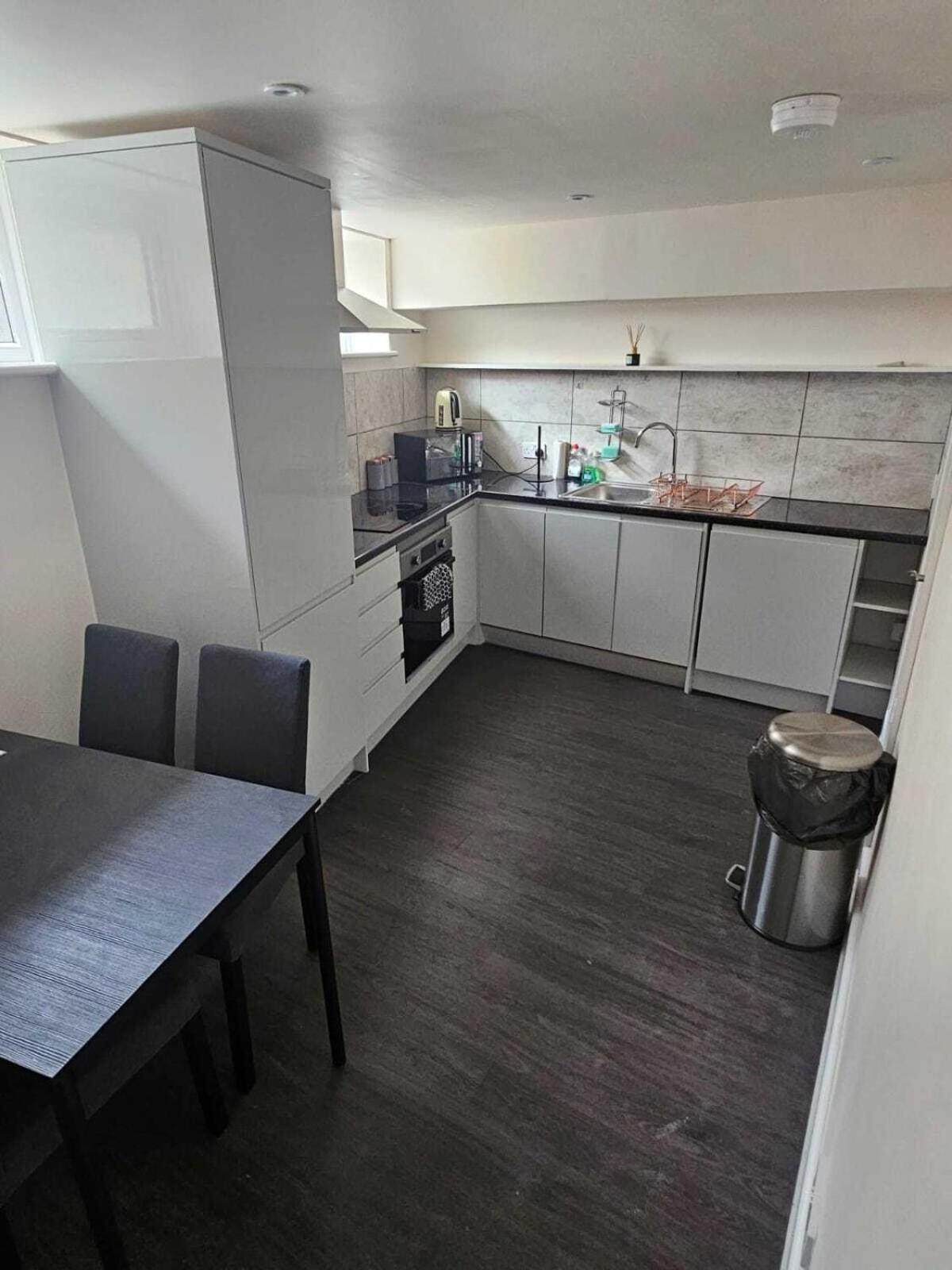 Queens Place - 3 Bedroom *